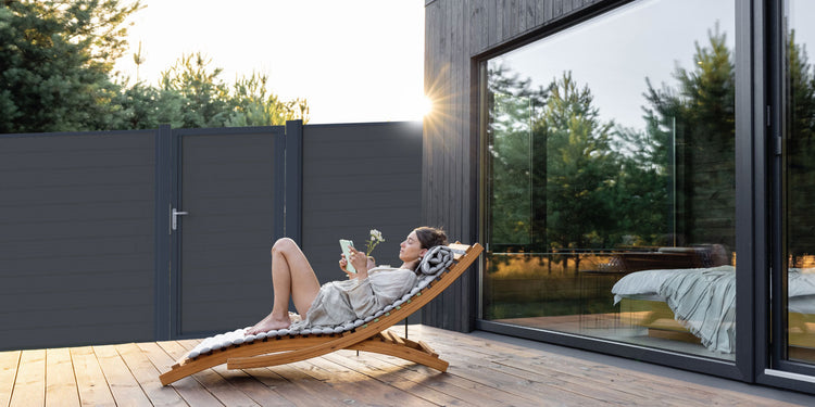 Dame mit sichtsschutz zaun