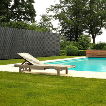 doppelstabmattenzaun sichtschutz beim Schwimmbad