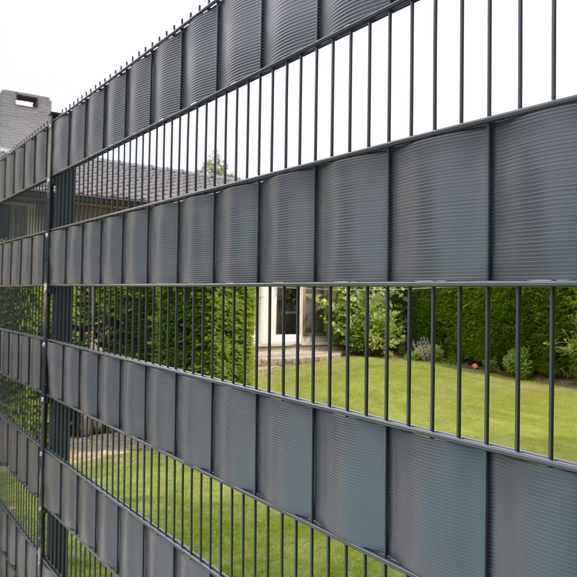 Sichtschutz für Doppelstabmattenzäune Screeno Wave kombinierbar mit
